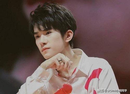 圈内爆料易烊千玺恋情,甜蜜互动引粉丝热议